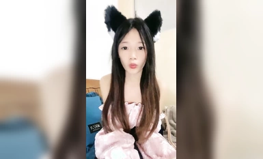Nữ sinh tiểu học 18 tuổi siêu xinh đẹp và thanh tú với vẻ ngoài lạ thường và đôi tất đen (3)