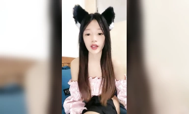 Nữ sinh tiểu học 18 tuổi siêu xinh đẹp và thanh tú với vẻ ngoài lạ thường và đôi tất đen (3)