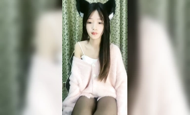 Nữ sinh tiểu học 18 tuổi siêu xinh đẹp và thanh tú với vẻ ngoài lạ thường và đôi tất đen (2)