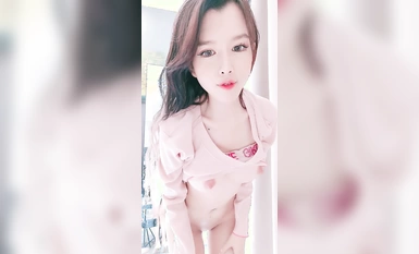 Cô gái xinh đẹp nhất [Baby] với ngoại hình và dáng người xinh đẹp đã lộ diện trong suốt chương trình trực tiếp, giao lưu với những người bạn sói của mình, xoa bóp ngực và chơi đùa với âm hộ của cô ấy. Con hổ trắng không có lông rất dịu dàng và hấp dẫn, và âm đạo của cô ấy được đưa vào rất nhiều. đạo cụ.