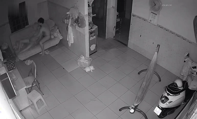 월세 방의 집주인은 피곤한 후 거실 의자에서 젊은 부부의 섹스 오르가즘을 몰래 몰래 촬영 한 감시 카메라를 몰래 설치했습니다.