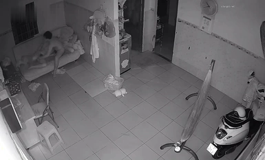 월세 방의 집주인은 피곤한 후 거실 의자에서 젊은 부부의 섹스 오르가즘을 몰래 몰래 촬영 한 감시 카메라를 몰래 설치했습니다.