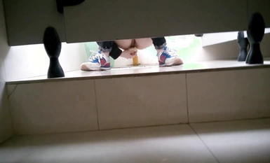B'er, gadis baru dalam syarikat itu, mempunyai puki yang cukup lembut dan puki putih.