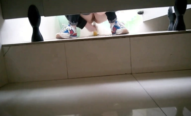 B'er, gadis baru dalam syarikat itu, mempunyai puki yang cukup lembut dan puki putih.