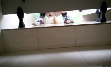 B'er, gadis baru dalam syarikat itu, mempunyai puki yang cukup lembut dan puki putih.