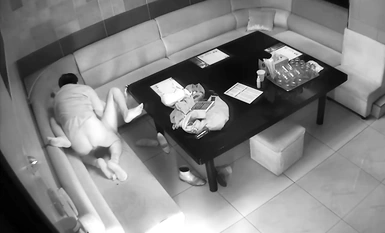 Penggodam memecahkan kamera bilik persendirian KTV dan secara rahsia merakam pakcik yang kelihatan kader dan wanita berpayudara besar menikmati perkhidmatan istimewa di bilik persendirian itu, yang membuatkan pakcik itu sangat gembira.