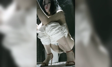 Panoramic candid shot ng isang maganda, maputi ang balat sa isang one-piece sa restroom ng mga babae ng restaurant, na may matambok na buns, puting puki, at malalaking suso
