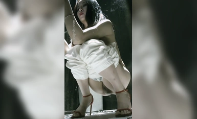 Panoramic candid shot ng isang maganda, maputi ang balat sa isang one-piece sa restroom ng mga babae ng restaurant, na may matambok na buns, puting puki, at malalaking suso