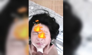 Gadis Malaysia mendapat air mani muka di seluruh mukanya