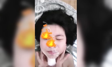 Gadis Malaysia mendapat air mani muka di seluruh mukanya