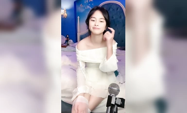 可愛小虎牙妹妹！新人剛下海！超粉嫩穴，收費房秀一秀，翹起美臀懟在鏡頭前，開檔黑絲更是誘人
