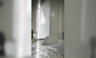 휴대폰 사이트 간이 여자 화장실 라이브 전후면을 들고 건방진 앵커 우먼이 화장실 미인 복숭아 엉덩이, 거대한 엉덩이 박제 화면을 몰래 지나가는 근처를 촬영