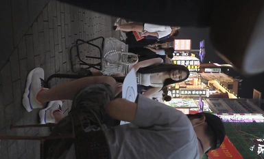 夜市宵夜攤低胸裝美女被猥瑣大叔圍觀 .盡力防走光沒想到下面還是被偷拍內褲夾進了屁股縫逼痕明顯