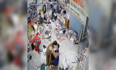 服裝倉庫老闆娘整理貨物時被拉走強上
