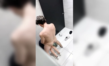 Nam nữ chó khiêu dâm, khiêu dâm đánh nhau nảy lửa với một cô gái trẻ trong nhà vệ sinh KTV. Cô gái trẻ khá xinh đẹp. Con chó đực chui vào lỗ từ phía sau, liếm và mút và lên đỉnh bằng cả hai chân co rút một cách tuyệt vời. .