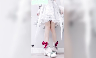 nút thắt bướm của cô gái dễ thương