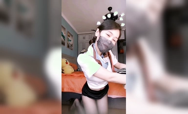 창문에 갇힌 채 창문에 갇혀 있는 성질 급한 젊은 여성은 아름다운 다리를 8등분하여 커스터마이징했습니다.