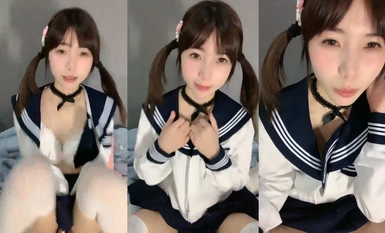 かわいい女の子が歯磨き粉を吐き出す (1)