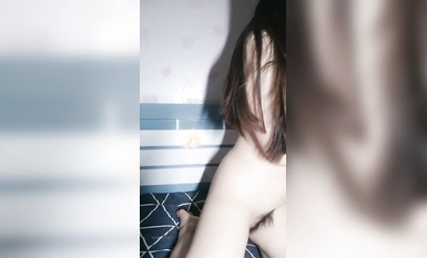 甜美可愛19歲美少女【爸爸抱】害羞的掰開屁屁，給兄弟們看自己的隱私部位，絕美校花女神，難得的尤物刺激 (1)