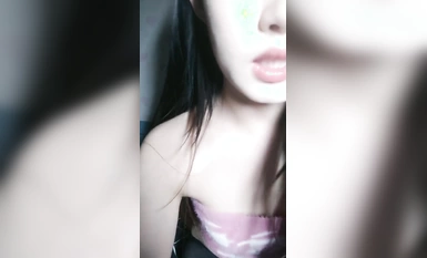 Gadis cantik berusia 19 tahun yang manis dan comel [Dad Hug] malu-malu melebarkan punggungnya dan menunjukkan auratnya kepada abang-abangnya.