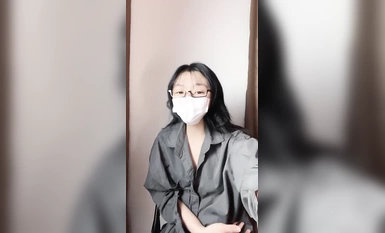 Seorang pendatang baru muncul, seorang gadis kelas dua berusia 19 tahun dengan cermin mata pergi ke laut [Summer Fairy Tale]. Dia kelihatan pemalu dan tidak matang. hati berdebar (3)