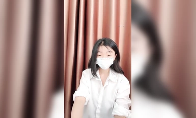 Một người mới đến, một cô gái năm hai 19 tuổi đeo kính đi xuống biển [Truyện cổ tích mùa hè], lông mu mềm mại, âm hộ của cô gái rất đẹp, và vòng mông cong cong khiến người ta phải kinh ngạc. trái tim rung động (1)