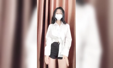 Một người mới đến, một cô gái năm hai 19 tuổi đeo kính đi xuống biển [Truyện cổ tích mùa hè], lông mu mềm mại, âm hộ của cô gái rất đẹp, và vòng mông cong cong khiến người ta phải kinh ngạc. trái tim rung động (1)