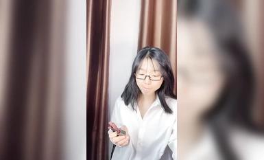 Một người mới đến, một cô gái năm hai 19 tuổi đeo kính đi xuống biển [Truyện cổ tích mùa hè], lông mu mềm mại, âm hộ của cô gái rất đẹp, và vòng mông cong cong khiến người ta phải kinh ngạc. trái tim rung động (1)