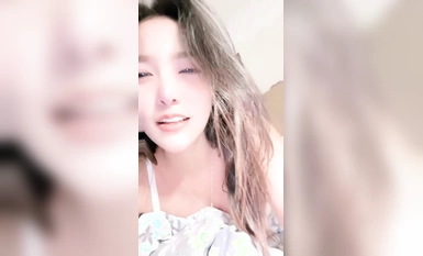 Selebriti Internet yang cantik dan perempuan murahan [I Want to Eat Strawberi] mempunyai rancangan bilik berbayar yang jarang berlaku! menanggalkan pakaiannya dan menguli farajnya, menanggalkan farajnya yang telanjang, close-up, vibrator menggetarkan kema