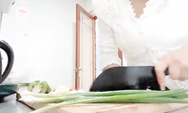 Ang top-notch beauty girl [? ] Ipakita sa lahat pagkatapos magluto! Pag-angat ng kanyang mga damit, siya ay may isang pares ng malalaking suso, na maputi at malaki at napaka mapang-akit.