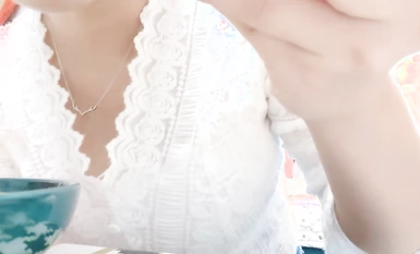 Ang top-notch beauty girl [? ] Ipakita sa lahat pagkatapos magluto! Pag-angat ng kanyang mga damit, siya ay may isang pares ng malalaking suso, na maputi at malaki at napaka mapang-akit.