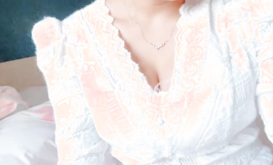 Ang top-notch beauty girl [? ] Ipakita sa lahat pagkatapos magluto! Pag-angat ng kanyang mga damit, siya ay may isang pares ng malalaking suso, na maputi at malaki at napaka mapang-akit.