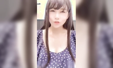 [Trò chuyện trực tiếp] Chụp ảnh trên điện thoại thông minh! Màn hình dọc! Một quý cô xinh đẹp chụp ảnh tự sướng trong khi đang từ từ cởi đồ trên sân thượng ngoài trời! Tiếp tục trong hiệp hai với việc chèn dương vật giả và ngồi xổm kiểu nữ cao bồi trên không! *Xin lưu ý phát lại tốc độ gấp đôi*