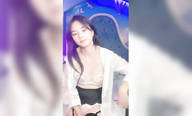 Ang pinakabagong koleksyon ng pinakamahusay na mga batang babae noong Nobyembre [sexy little orange cat] black silk at white silk uniform na mapang-akit na humahawak sa puki (5)