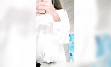 極品尤物顏值女神【調教噴水雙插愛慕】近期下海密碼房！粉奶嫩穴衛生間誘惑，肛塞菊花情趣手銬，黑絲美臀，坐假吊上套弄
