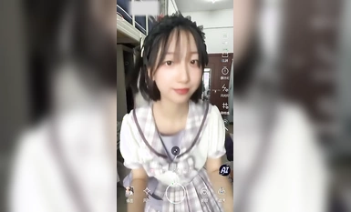 推特蘿莉福利姬【JULES】已退圈絕版福利視頻，一線天粉嫩鮑魚，自慰爽可，潺潺流水！