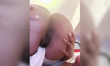 화장실에서 한 여성을 처음 봤을 때 대단한 여성이라고 생각했지만 무엇을 하고 있는지 몰랐어요! (3)