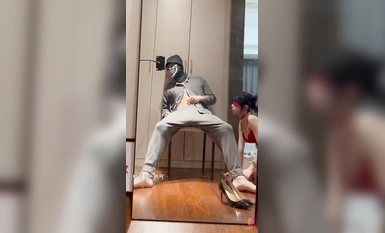 Gadis cantik dengan stoking sutera merah dan kasut tumit tinggi [Mr. Waiter] Makan ayam dan meniduri saya dengan baik mendapat blowjob pada akhirnya.