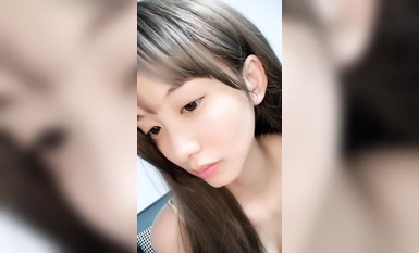 Wow~ Resurrection with full blood~ Angel descends to earth~ [Shenzhen college student], with super good looks, the little fairy's sudden appearance is enough to amaze the whole audience, the little pussy pink, juicy and delicious! (4)