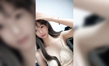 Wow~ Resurrection with full blood~ Angel descends to earth~ [Shenzhen college student], with super good looks, the little fairy's sudden appearance is enough to amaze the whole audience, the little pussy pink, juicy and delicious! (4)