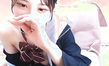 【無修正ライブチャット】高精細映像キタ！アイドル制服姿チャット美人女子降臨！Ｍ字二本指入れ全力オナニー！しっかり顔出しあるぞ！続き後半潮吹きブシャー