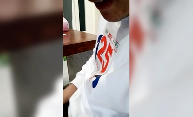 媽媽和兒子亂倫 溫馨之家變成了淫窟【戀母】開水裡下迷葯，癱軟後脫光抱進卧室，無套內射騷媽媽，超刺激！ (2)
