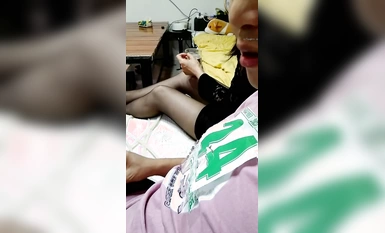媽媽和兒子亂倫 溫馨之家變成了淫窟【戀母】開水裡下迷葯，癱軟後脫光抱進卧室，無套內射騷媽媽，超刺激！ (1)