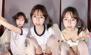 Ang 19-anyos na campus goddess [Little Confused] Baihuxunxiantian Steamed Buns ay parang buhay at sobrang dalisay na mga babae sa paaralan Ang pakiramdam ng 100% na pag-ibig ay nagpapasaya sa iyo? (1)