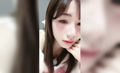 19歲校園女神【小迷糊喲】白虎穴一線天饅頭逼真極品 超清純學妹，百分百愛的感覺，讓你心動了嗎？ (2)