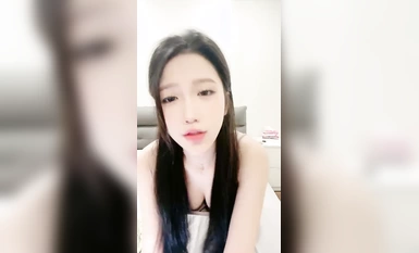 極品顏值美女【豆豆學妹】白皙皮膚無毛嫩穴！自摸騷穴一臉淫騷，高跟鞋黑絲襪，浴室洗澡濕身誘惑