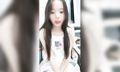 สาวบริสุทธิ์ช่วยตัวเองและถ่ายรูปเซลฟี่