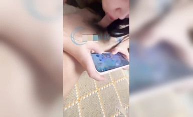 Susulan sumbang mahram antara kakak dan abang Cape God [kakak yang boleh memancut] datang lagi! Kakak jenis kakak yang tinggi 165CM dan cantik menerkam adik saya semasa dia sedang bermain game tiba-tiba ibu saya datang semula di tengah-tengah permainan Di