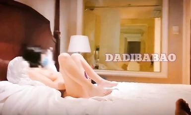 Douyin 80W fans Twitter internet celebrity super cute loli contrast bitch [Isa] pribadong kinunan ng video ang kumpletong episode nang walang tubig, naka-expose sa harap ng mga tao sa isang 3P na umiinom ng ihi field training asong puno ng mga katangian (