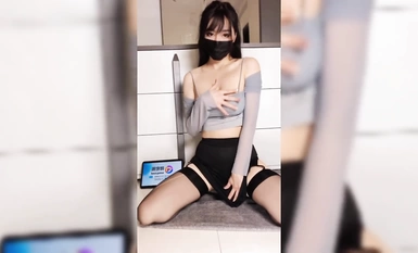 潮噴淫娃御姐【小水水】在卧室自慰然後去浴室給主人操逼，高潮噴水，淫盪淫盪不堪的樣子太美了